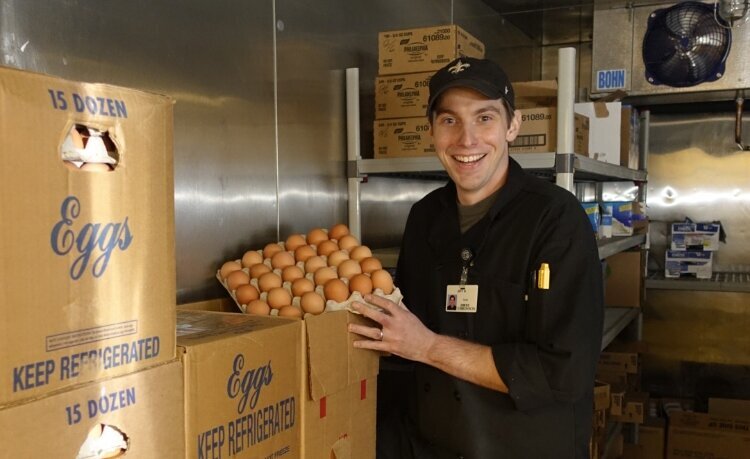 Jeff Burnell, director de operaciones de alimentación y servicios minoristas del Hospital Metodista Bronson, sostiene unos huevos.