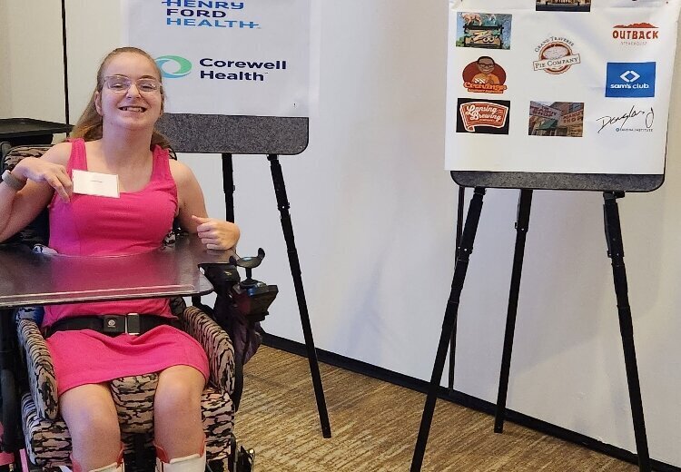 Jeanine Rowe en un evento que apoya la atención médica accesible.